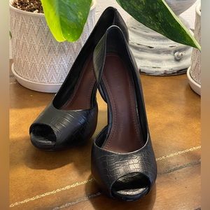 *BEAUTIFUL* (never worn) Gianni Bini pump w/ 4” heel, size 6.5